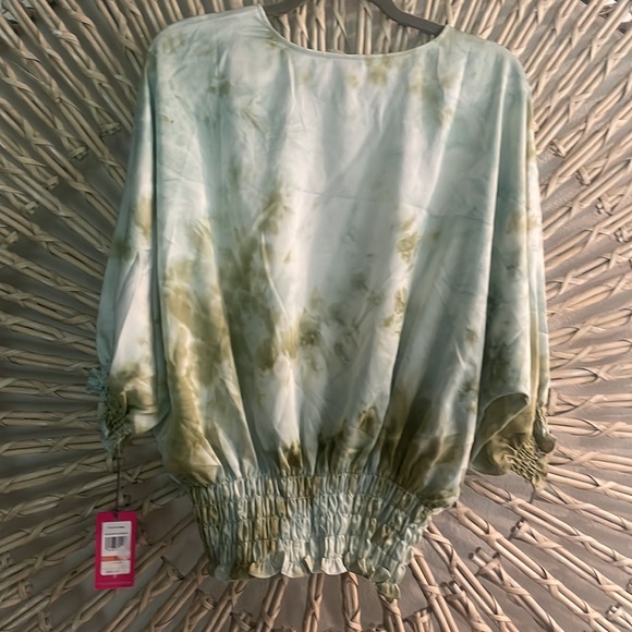 Size small silky tie dye shirt with russed sleeves and bottom - Picture 5 of 5